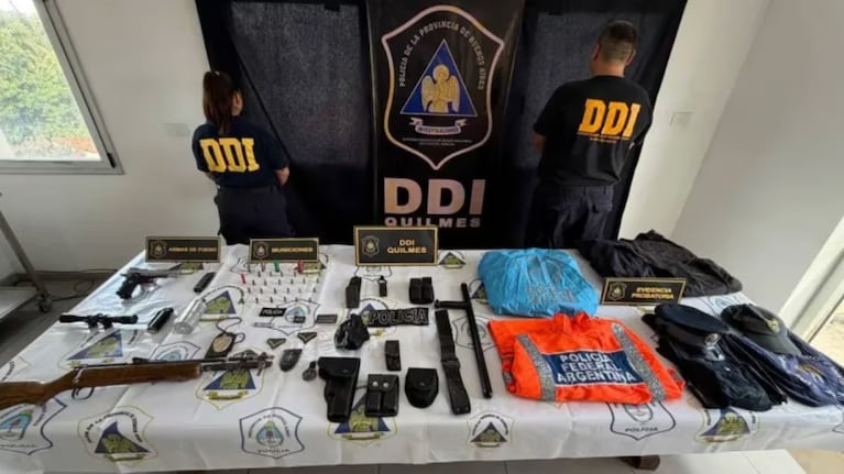 Detuvieron a un hombre que se hacía pasar por policía para extorsionar a comerciantes. Los elementos que secuestró la Policía durante el allanamiento. (Foto: gentileza Código Baires)