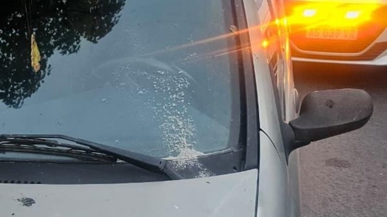 Detuvieron a un naranjita que rompió un auto de un piedrazo: también tenía un arma blanca