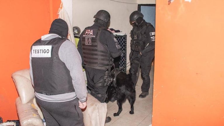 Detuvieron a una mujer que vendía drogas con un adolescente en Córdoba