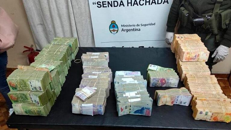 Detuvieron a una pareja con más de 13 millones de pesos escondidos en cajas de cereales