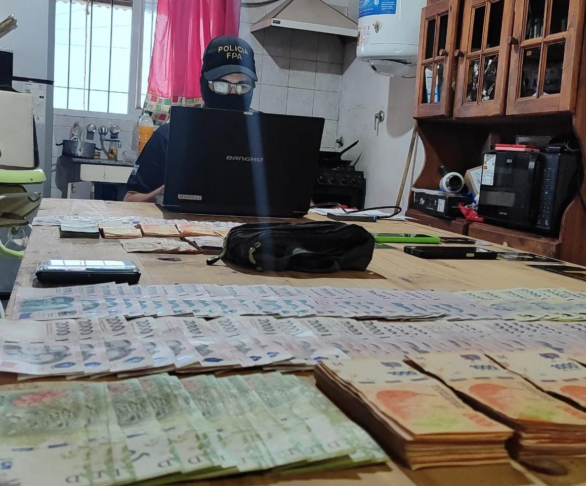 Detuvieron a una pareja por vender droga como delivery: tenían dinero, balanzas y una moto