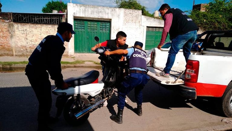 Detuvieron al ladrón que quiso robar en un almacén y fue golpeado por los vecinos