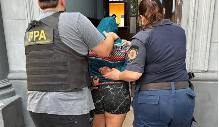 Detuvieron una mujer con droga en el camino al paraje Bañado del Fuerte.