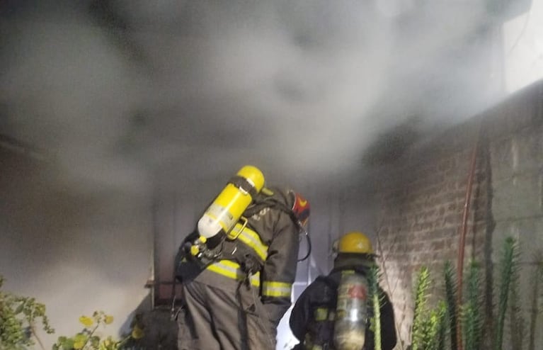 Devastador incendio en Córdoba: El fuego destruyó tres casas 