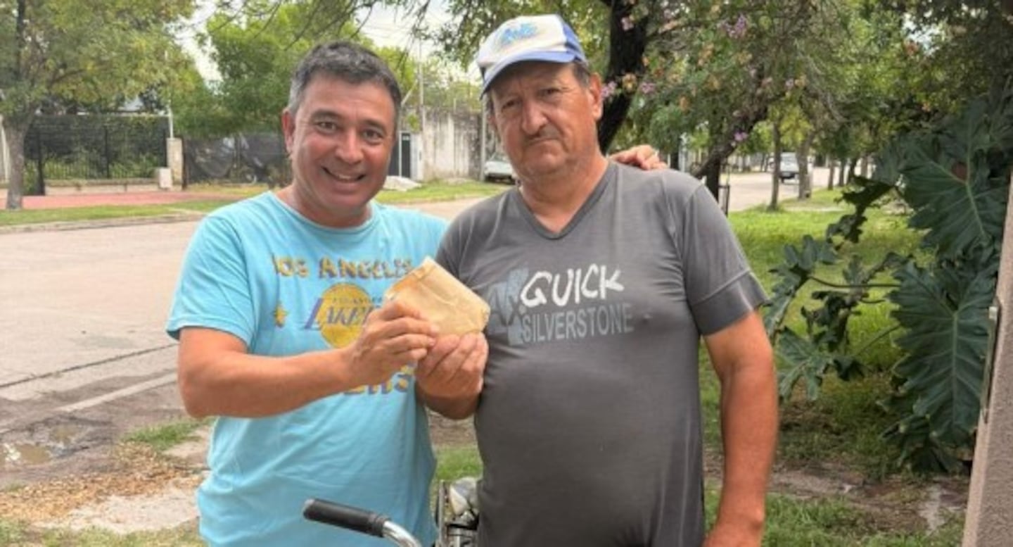 devolvio-un-sobre-con-dolares-tras-encontrarlo-mientras-trabajaba-en-unas-ramas-S2XWQONTLZEGZP2FZBTI