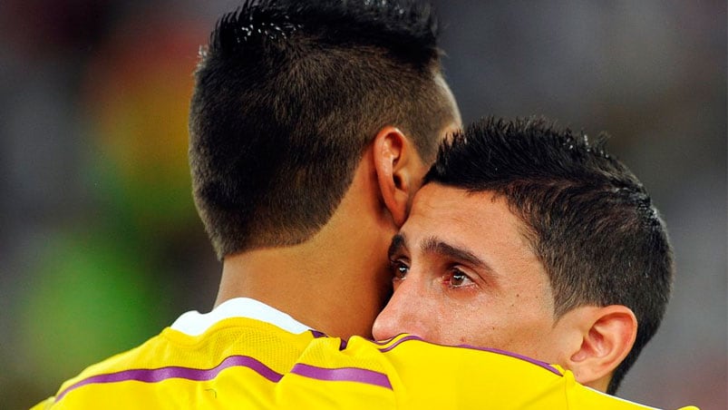 Di María con Sergio Romero tras la derrota en la final del Mundial de Brasil.