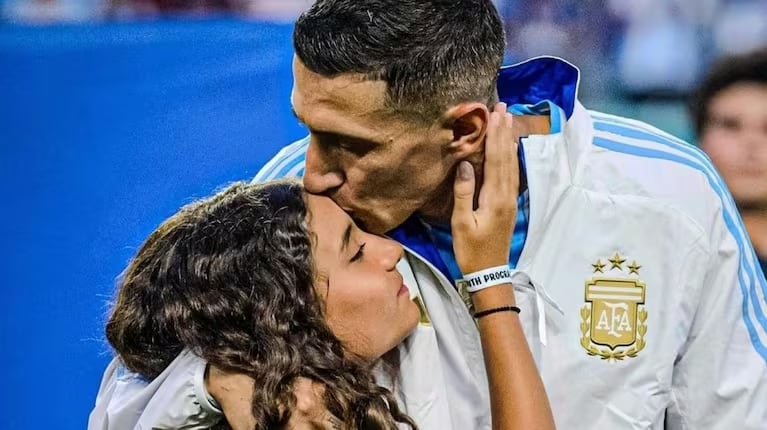 Di María y su hija Mía en la previa de Argentina - Perú en la Copa América 2024.