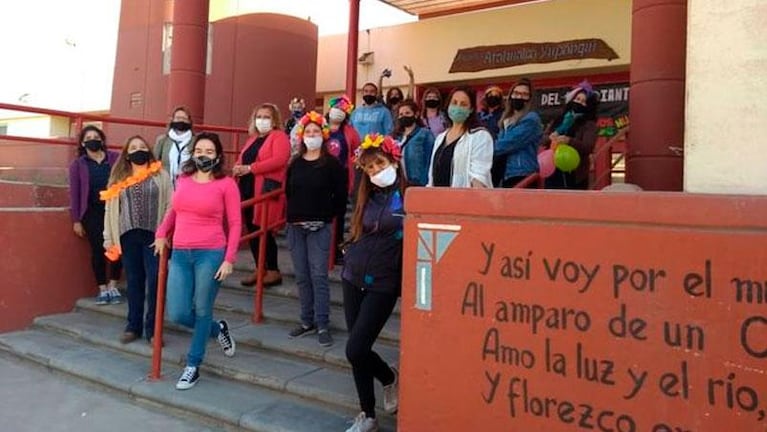 Día del Estudiante: caravana de maestros sorprendió a sus alumnos en Villa Allende