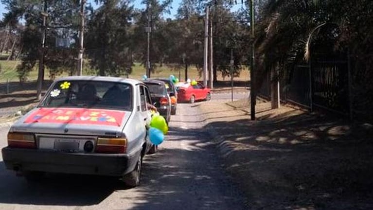 Día del Estudiante: caravana de maestros sorprendió a sus alumnos en Villa Allende