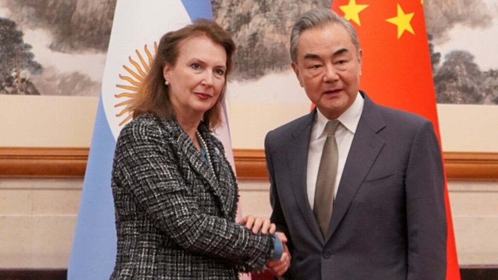 Diana Mondino y su par chino, el canciller Wang Yi (Foto: Cancillería)