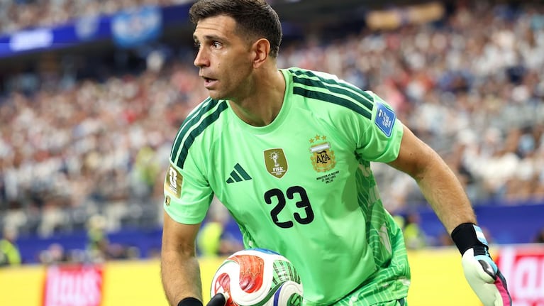Dibu había sufrido la fractura semanas antes del inicio de la Copa del Mundo.