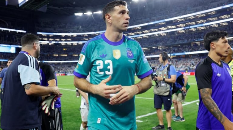 Dibu jugó el Mundial con un dedo de la mano fracturado.