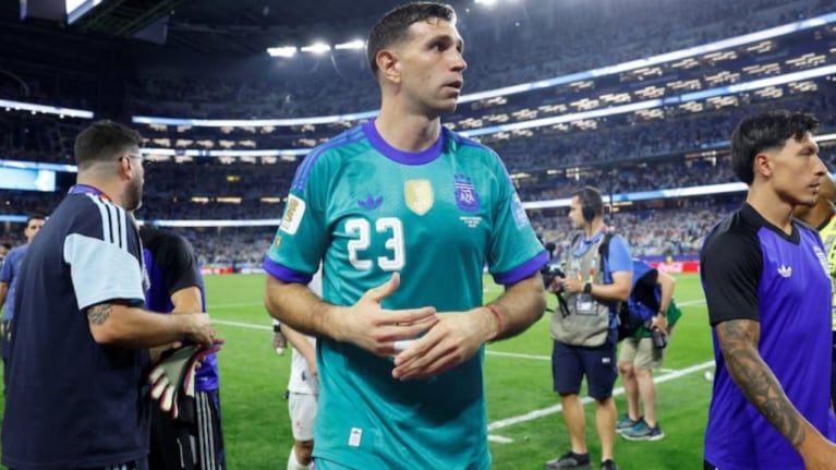 Dibu jugó el Mundial con un dedo de la mano fracturado.