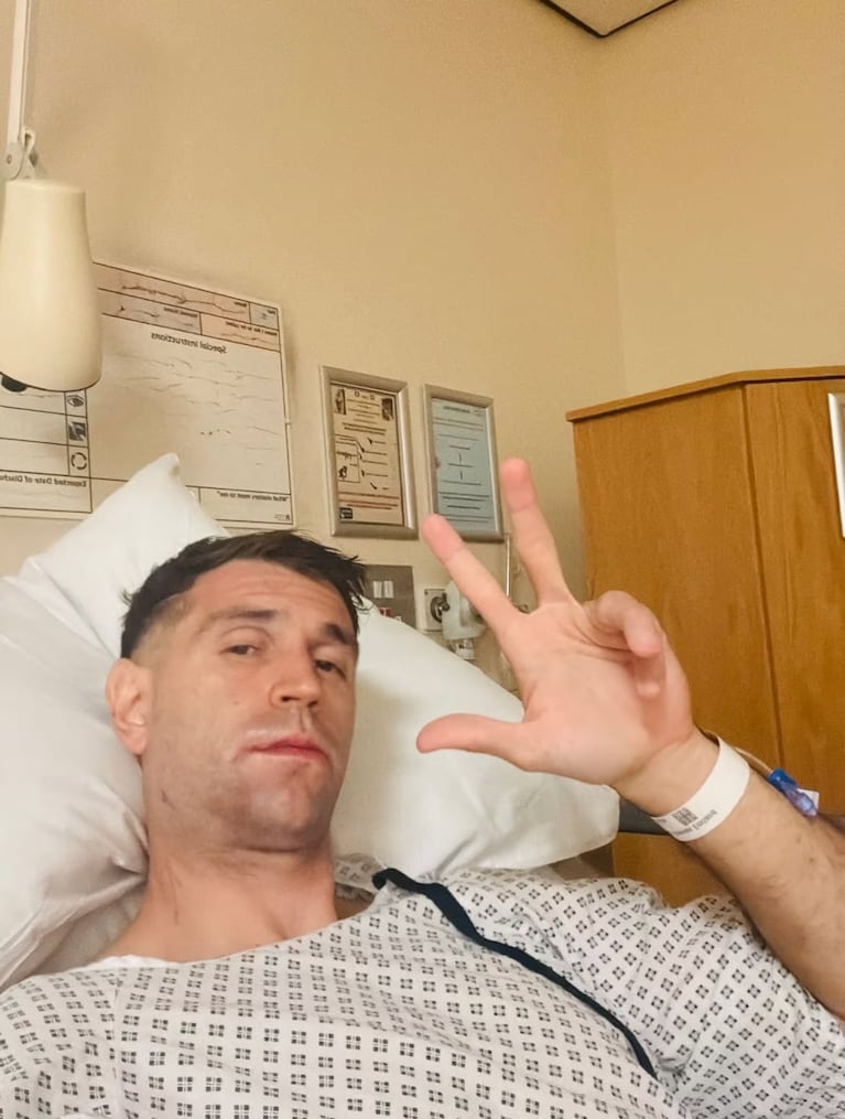 Dibu Martínez compartió una foto desde el hospital. (Foto: Instagram).