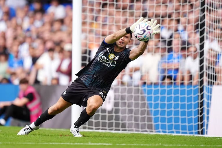 Dibu Martínez en su debut en el Chelsea (Foto: DPA)