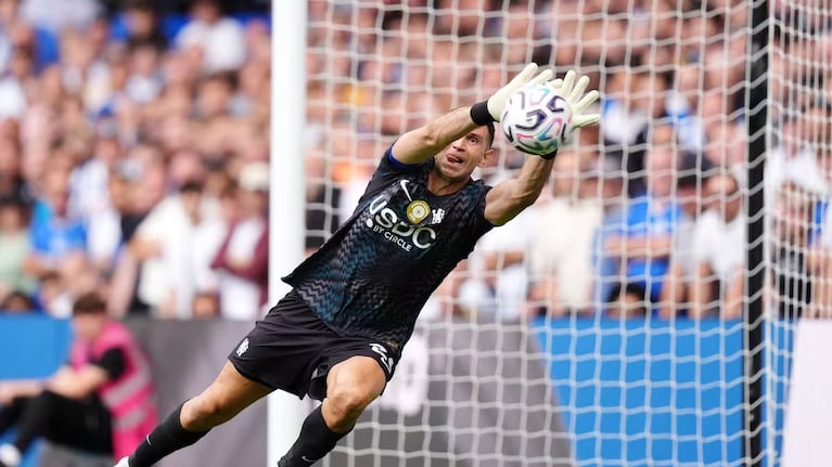 Dibu Martínez en su debut en el Chelsea (Foto: DPA)