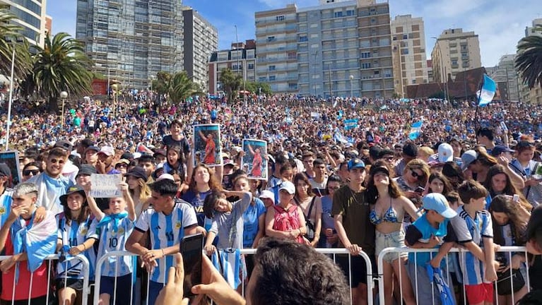 Dibu Martínez frente a más de 150 mil personas en Mar del Plata: "Vamos por la cuarta"