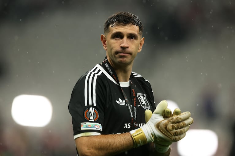 Dibu Martínez hizo historia al consagrarse campeón de Europa League con Aston Villa.