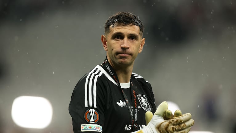 Dibu Martínez hizo historia al consagrarse campeón de Europa League con Aston Villa.