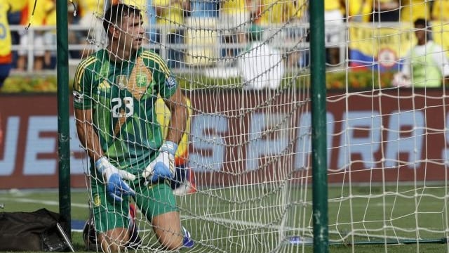 Dibu Martínez reaccionó con furia contra un camarógrafo apenas terminó el partido con Colombia.