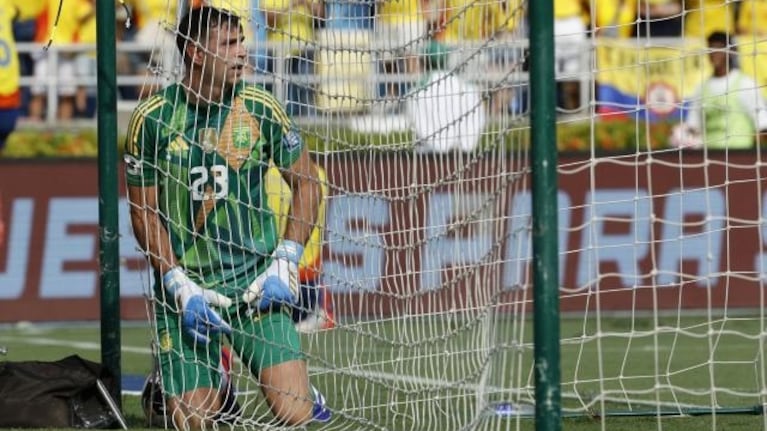 Dibu Martínez reaccionó con furia contra un camarógrafo apenas terminó el partido con Colombia.