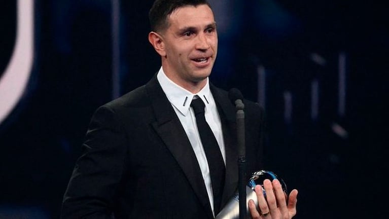 Dibu Martínez se emocionó al ganar el premio The Best al mejor arquero.