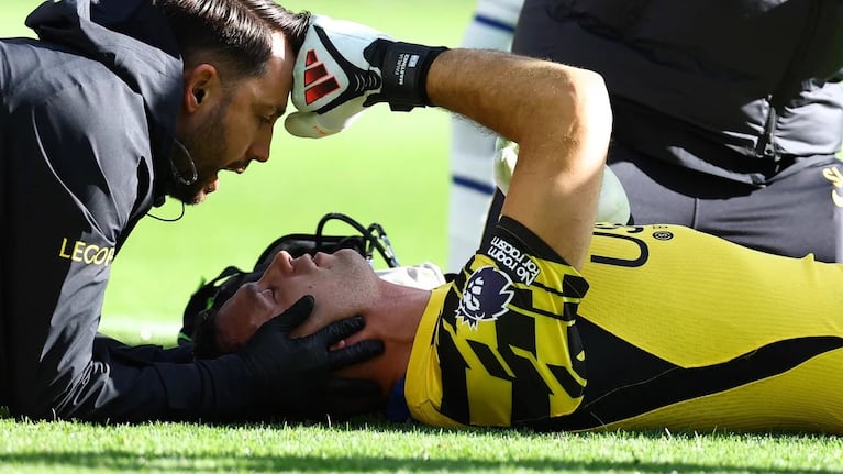 Dibu Martínez sufrió un duro golpe en el partido del Chelsea ante Everton