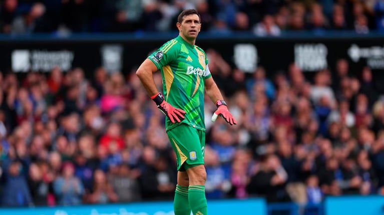 Dibu Martínez sufrió una lesión en la derrota de Aston Villa con Chelsea.