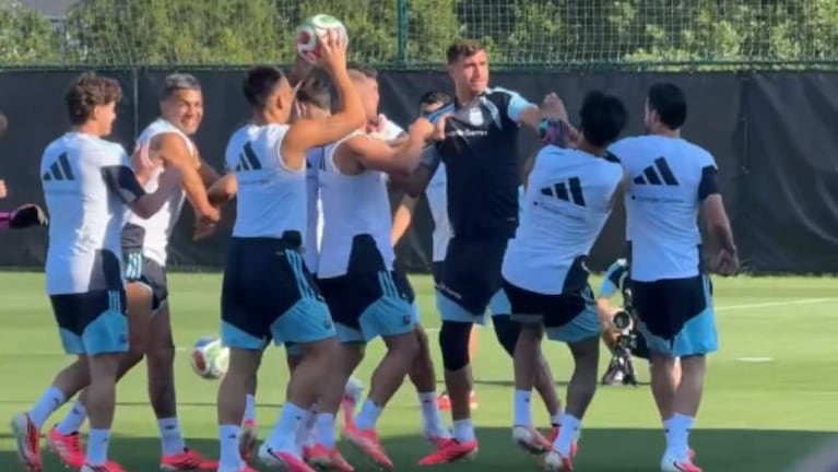 Dibu Martínez vs sus compañeros de Selección.