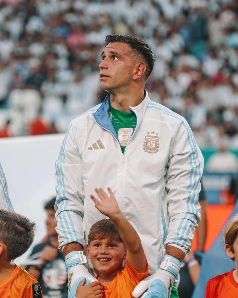 Dibu Martínez y su hijo Santi durante Argentina - Perú. 