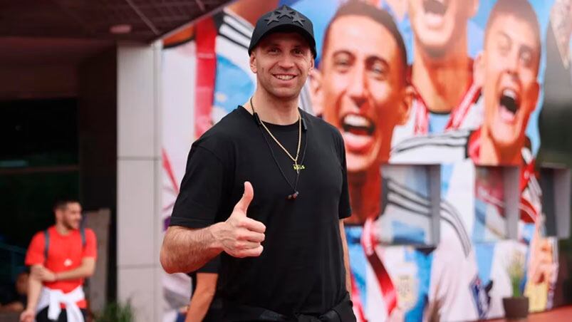 Dibu Martínez y un lindo gesto con un pequeño hincha.