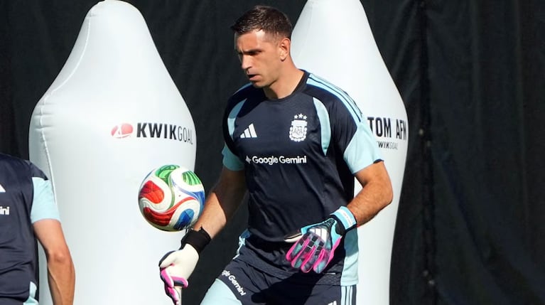 Dibu quiere estar y trabaja contrarreloj para el debut ante Argelia.