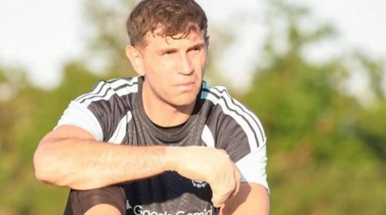 Dibu se lesionó con Aston Villa y entrena de forma diferenciada.