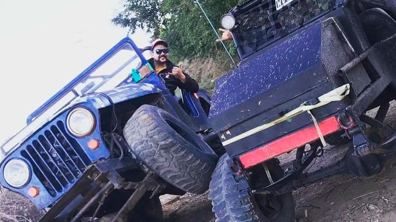 Diego Barría en un Jeep.