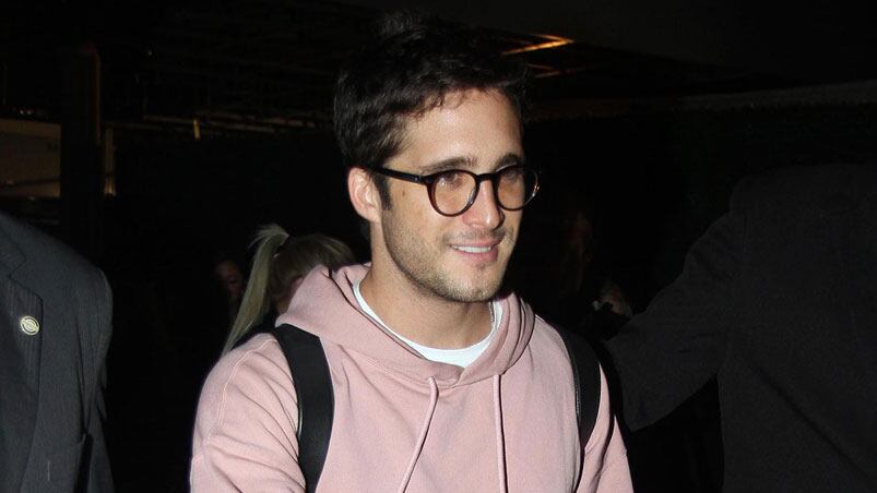 Diego Boneta saludó a los fanáticos tras su arribo a Buenos Aires. Fotos: Infobae.