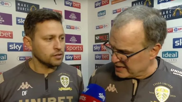 Diego Flores junto a Marcelo Bielsa en su etapa por Leeds United.