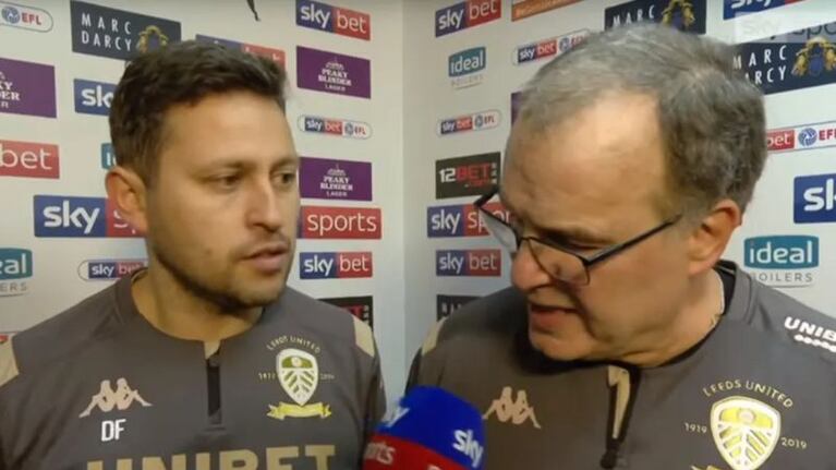 Diego Flores y Marcelo Bielsa en su etapa por Leeds United.