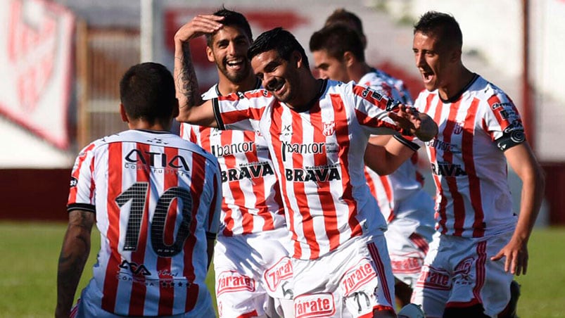 Diego Jara festeja el golazo que adelantó 2-1 a Instituto. Foto: Lucio Casalla / ElDoce.tv.