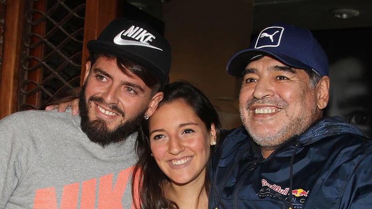 Diego Jr. y Jana junto a su papá Diego Maradona. 