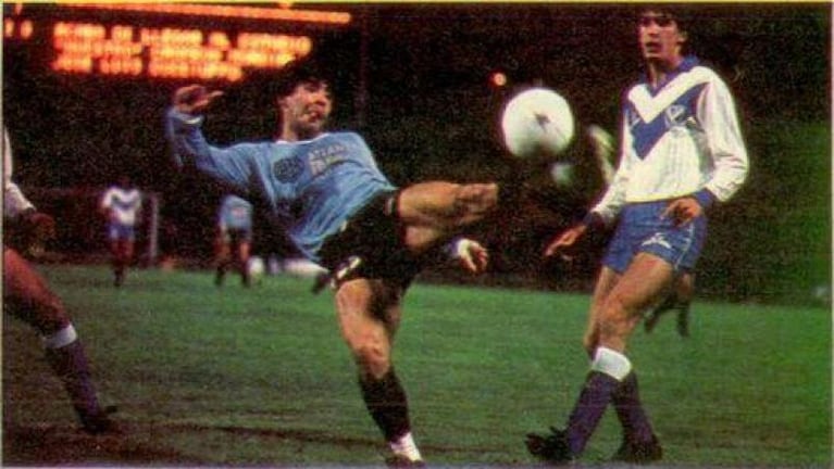Diego Maradona contra Vélez en el Chateau Carreras.