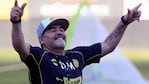 Diego Maradona, feliz con su nuevo auto lujoso.