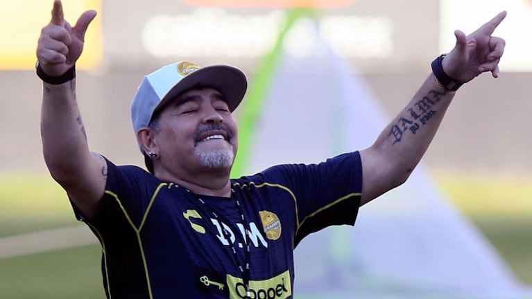 Diego Maradona, feliz con su nuevo auto lujoso.