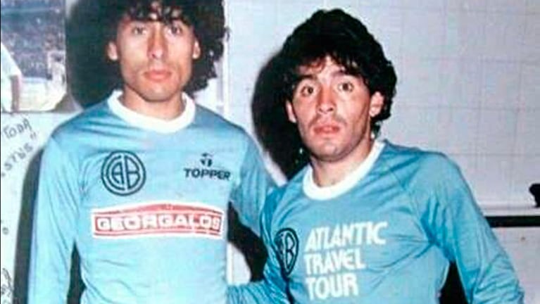 Diego Maradona junto a José Luis Villarreal con la camiseta de Belgrano.