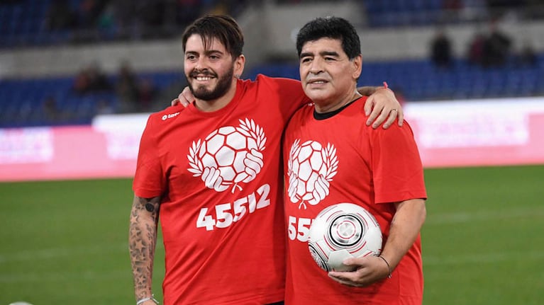 Diego Maradona y Junior, en un partido homenaje que compartieron.