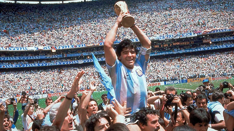 Diego Maradona y la copa del mundo.