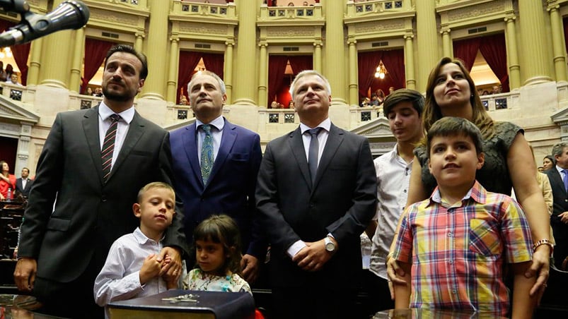 Diego Mestre, Baldassi, Frissa y Soledad Carrizo juraron junto a sus hijos.