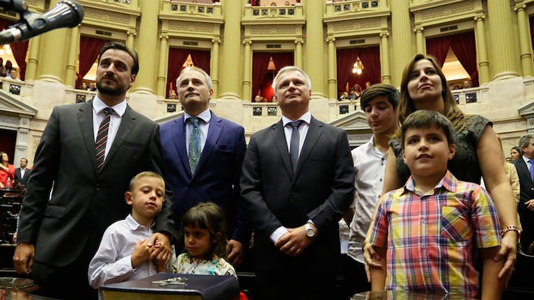 Diego Mestre, Baldassi, Frissa y Soledad Carrizo juraron junto a sus hijos.