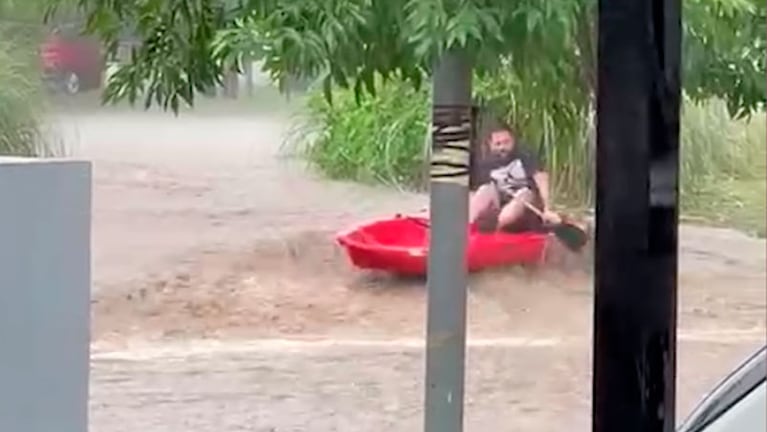 Diego salió en kayak por su barrio inundado.