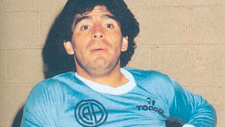 Diego se puso la camiseta de Belgrano en un amistoso en 1986: ¿ahora se podrá el buzo de DT? / Foto: Belgrano Museo