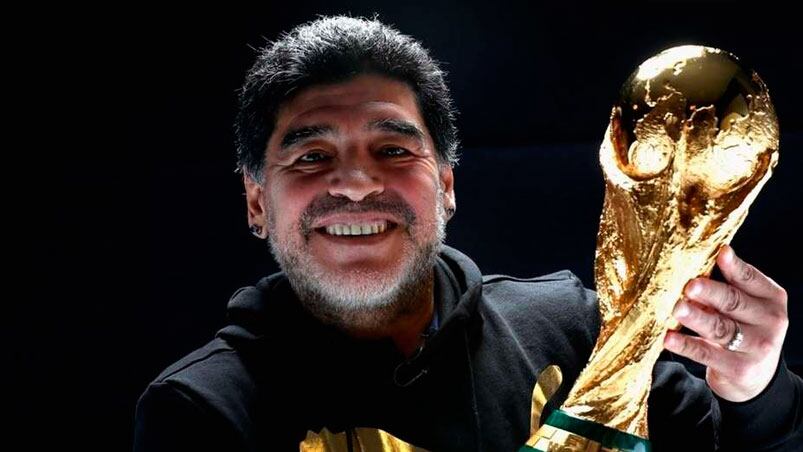 Diego se reencontró con la Copa del Mundo.